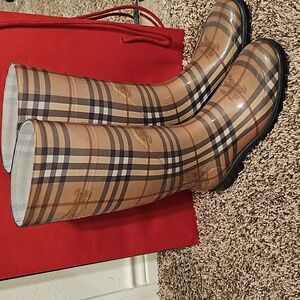 Like new burberry rain boots